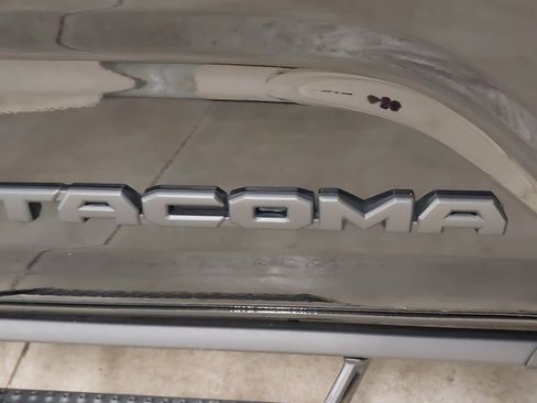 Used 2025 Toyota Tacoma SR5 AWD/4WD image 17