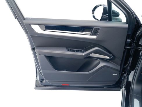 New 2026 Porsche Cayenne image 23