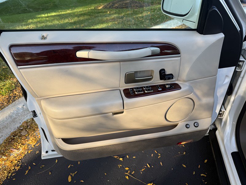 Used 2004 Lincoln Town Car Signature RWD image 27