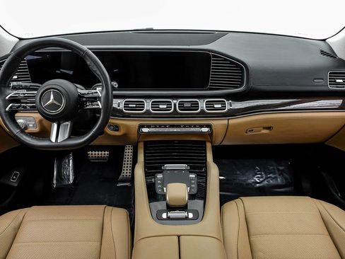 Used 2024 Mercedes-Benz GLS 580 4MATIC image 11