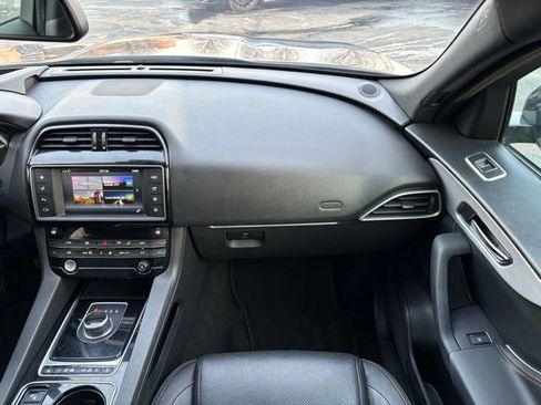 Used 2017 Jaguar F-PACE Prestige image 22
