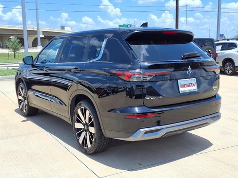 Used 2025 Mitsubishi Outlander SE AWD/4WD image 2