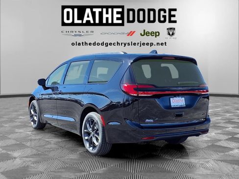New 2026 Chrysler Pacifica Select AWD/4WD image 3