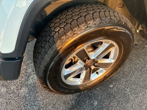 Used 2018 Jeep Wrangler Unlimited Sahara AWD/4WD image 9