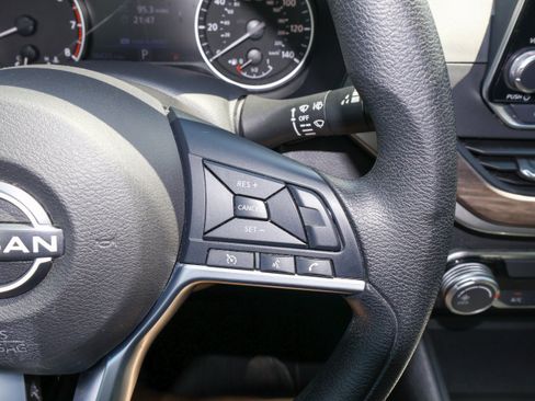 Used 2025 Nissan Altima 2.5 SV FWD image 21