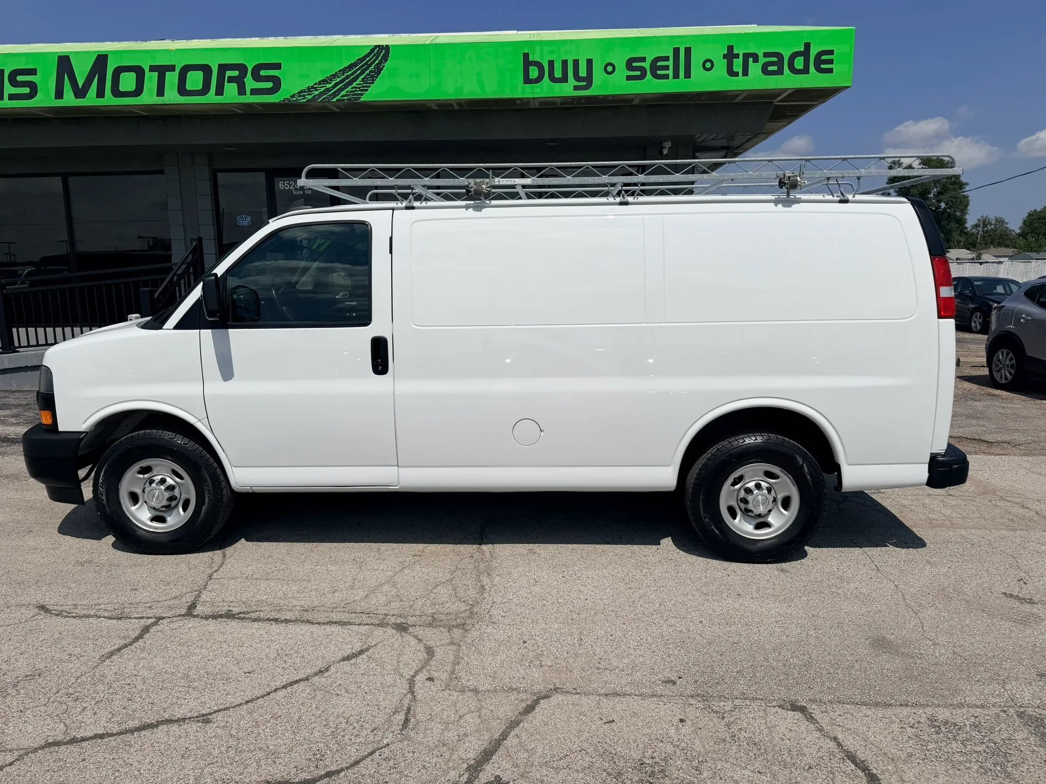 Used 2019 Chevrolet Express 3500 w/ Driver Convenience Package RWD image 5
