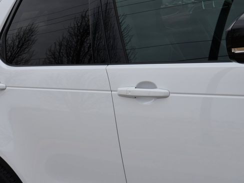 Used 2025 Land Rover Discovery S image 8