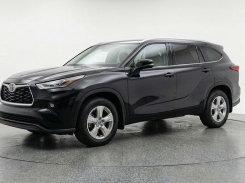 Used 2025 Toyota Highlander LE FWD image 3
