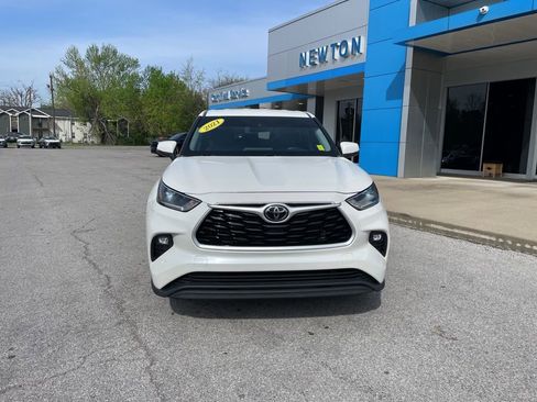 Used 2021 Toyota Highlander LE FWD image 2