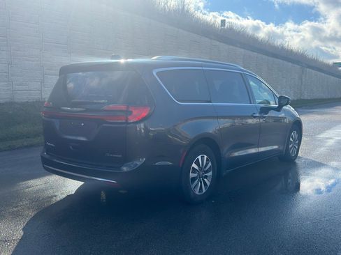 Used 2021 Chrysler Pacifica Touring-L FWD image 6