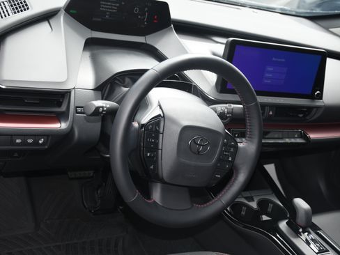 Used 2025 Toyota Prius Plug-In Hybrid FWD image 10