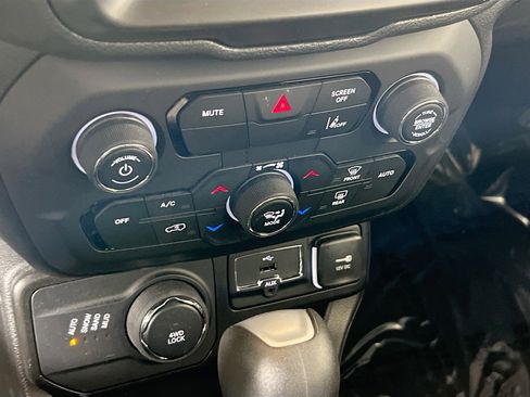 Used 2022 Jeep Renegade Latitude w/ Convenience Group AWD/4WD image 16