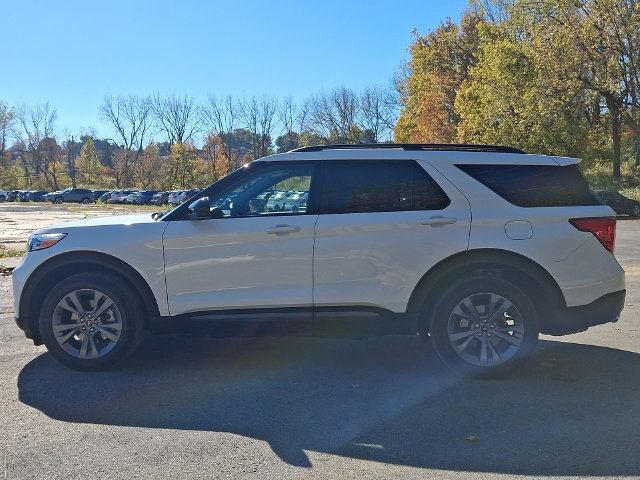 Used 2023 Ford Explorer XLT w/ Equipment Group 202A AWD/4WD image 4