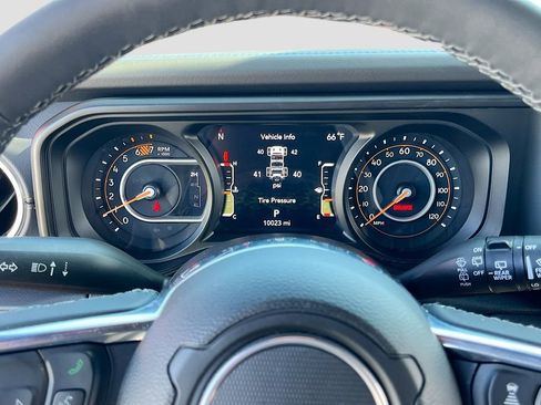 Used 2025 Jeep Wrangler Sahara image 12