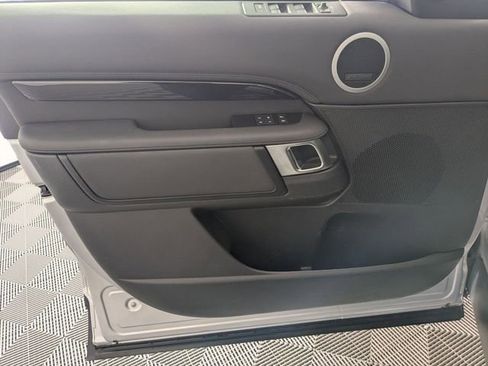 Used 2023 Land Rover Discovery S image 9