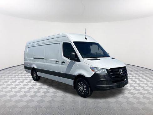 Used 2024 Mercedes-Benz Sprinter 2500 image 3