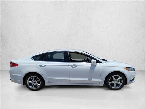 Used 2018 Ford Fusion SE FWD image 4