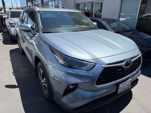 Used 2022 Toyota Highlander XLE AWD/4WD image 2