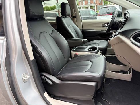 Used 2024 Chrysler Pacifica Touring-L FWD image 10