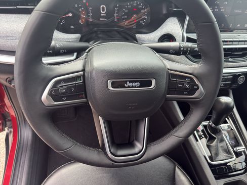 Used 2025 Jeep Compass Latitude AWD/4WD image 17