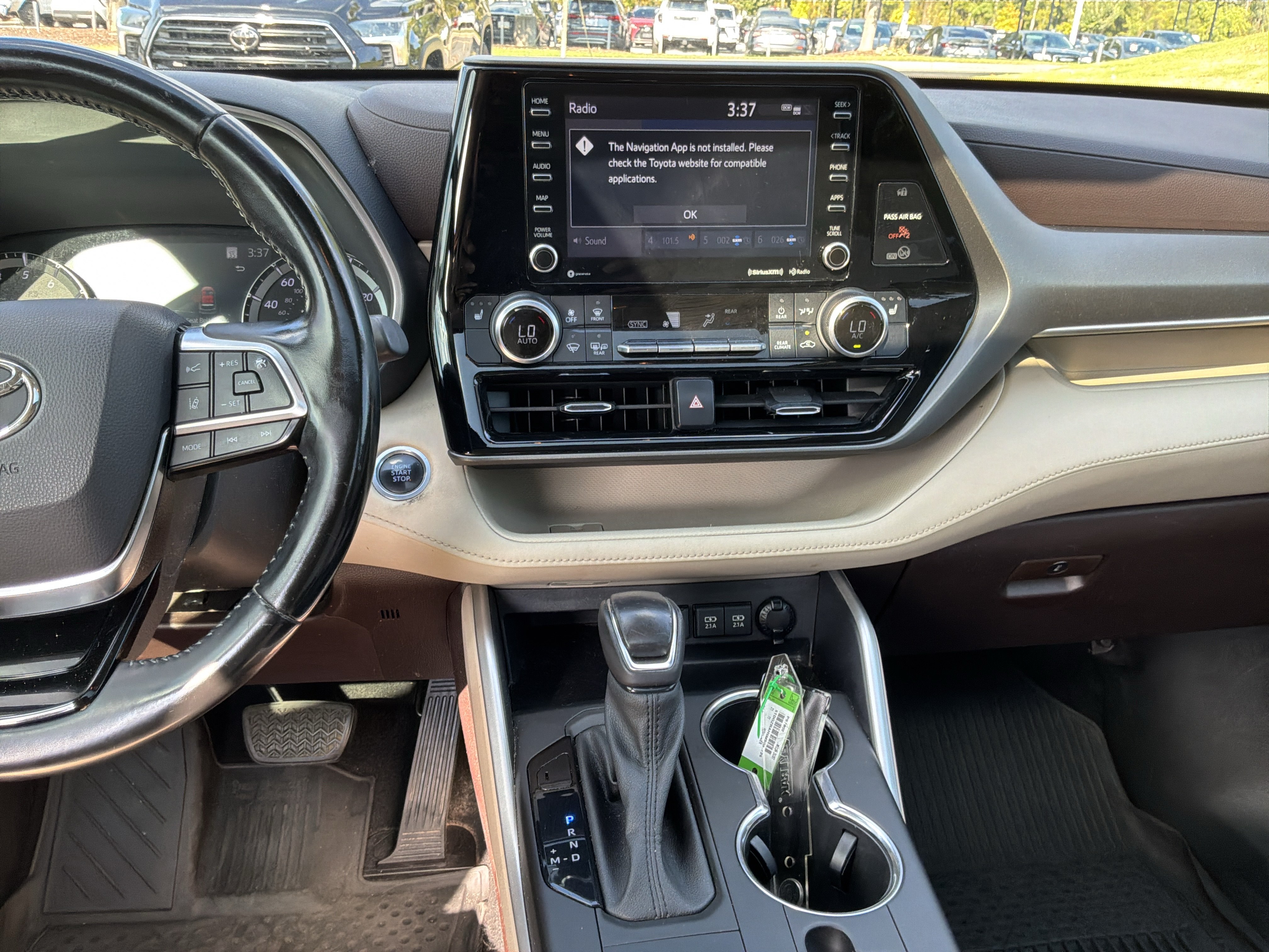 Used 2021 Toyota Highlander XLE FWD image 30