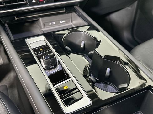 Certified 2024 Volkswagen Atlas SE image 8