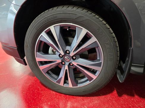 Used 2019 Nissan Pathfinder Platinum image 10