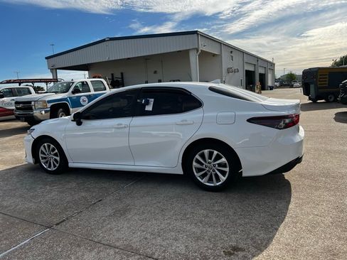 Used 2022 Toyota Camry LE image 10