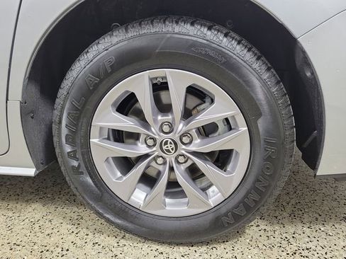 Used 2024 Toyota Sienna XLE FWD image 8