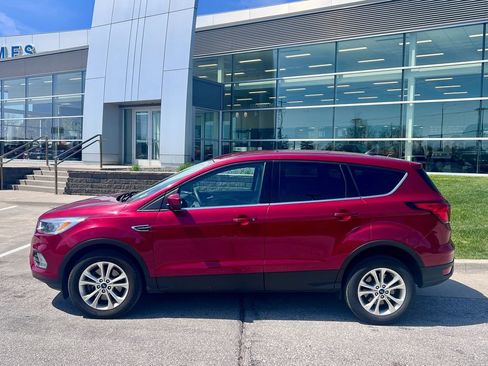 Used 2019 Ford Escape SE image 3