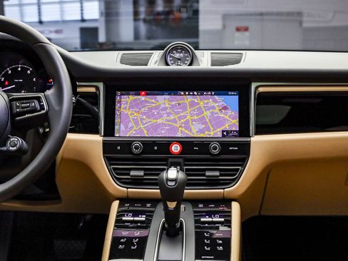 Used 2025 Porsche Macan image 17