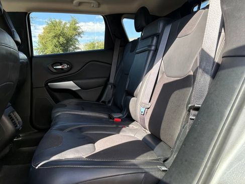 Used 2018 Jeep Cherokee Latitude Plus w/ Trailer Tow Group AWD/4WD image 10