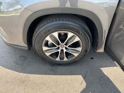 Used 2023 Toyota Highlander XLE