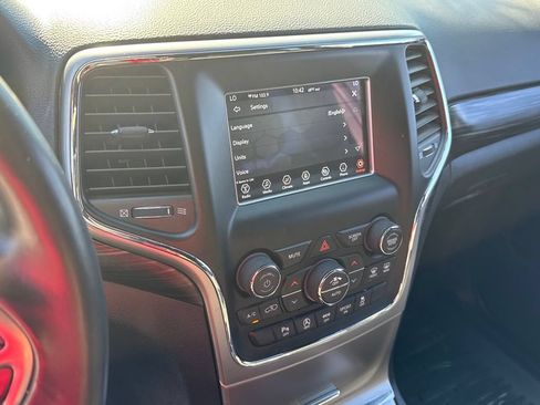 Used 2021 Jeep Grand Cherokee Laredo AWD/4WD image 19