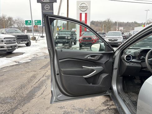 Used 2024 Chevrolet Trax LS w/ LS Convenience Package image 11