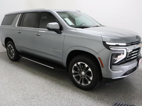 Used 2025 Chevrolet Suburban LT w/ Comfort Package RWD image 4