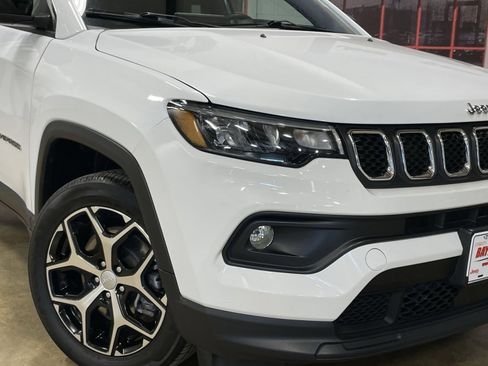 Used 2024 Jeep Compass Latitude image 11