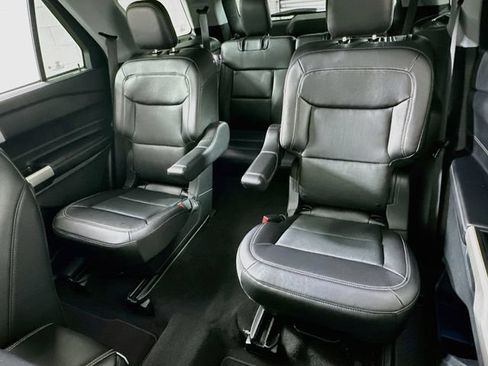 Used 2022 Ford Explorer Limited w/ Equipment Group 301A RWD image 11