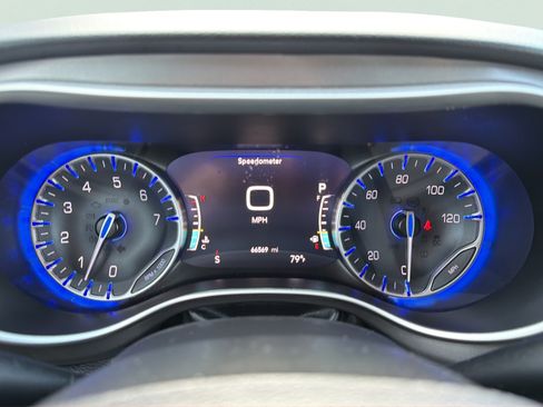 Used 2023 Chrysler Pacifica Touring-L FWD image 16