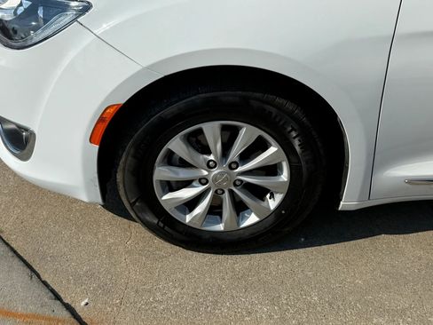 Used 2019 Chrysler Pacifica Touring-L FWD image 45