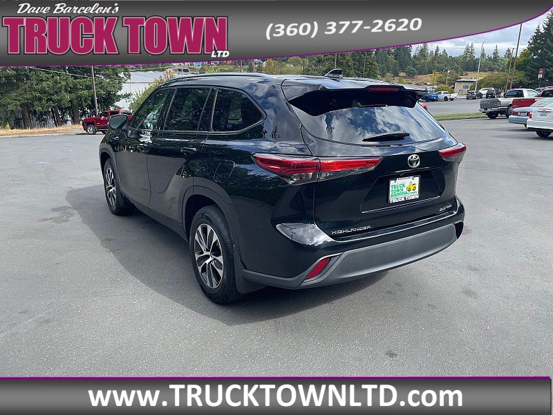Used 2021 Toyota Highlander XLE AWD/4WD image 3