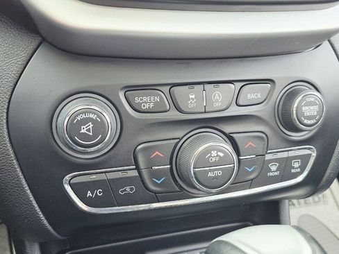 Used 2018 Jeep Cherokee Trailhawk AWD/4WD image 21
