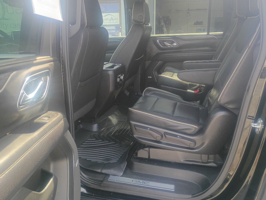 Used 2023 GMC Yukon XL SLT AWD/4WD image 12
