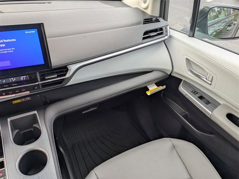 New 2026 Toyota Sienna XLE image 19