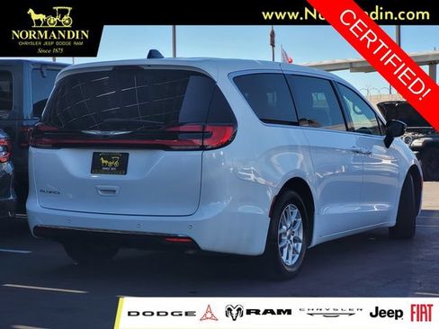 Certified 2025 Chrysler Pacifica Select FWD image 4