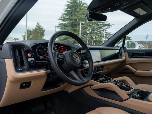 Certified 2024 Porsche Cayenne image 4