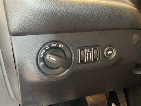 Used 2015 Dodge Challenger SXT w/ Driver Convenience Group RWD image 17