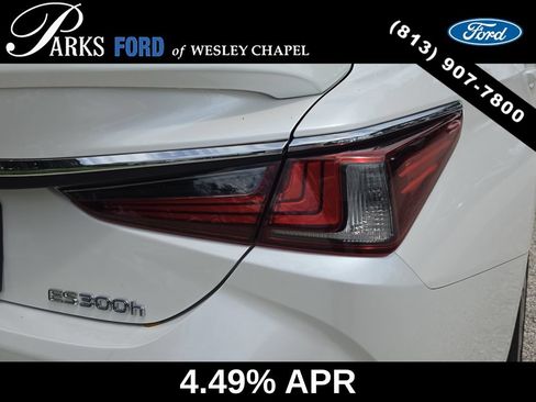 Used 2022 Lexus ES 300h Ultra Luxury w/ Accessory Package 2 FWD image 8