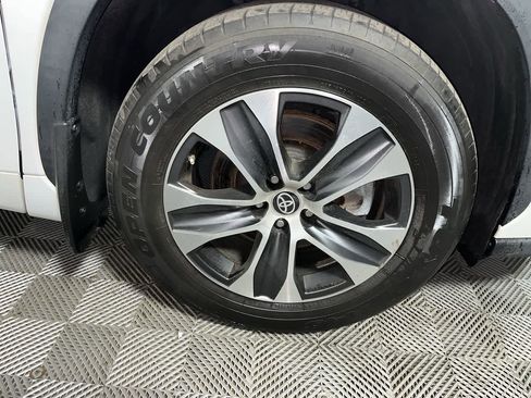 Used 2023 Toyota Highlander XLE image 9