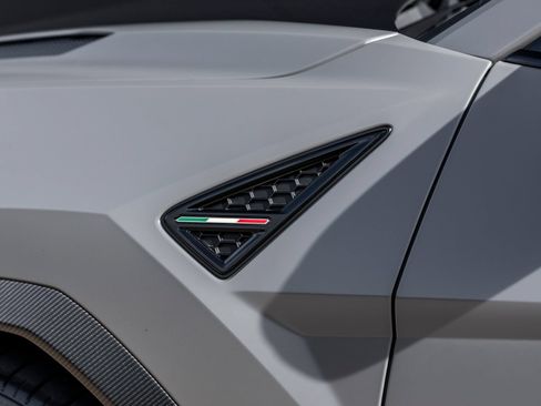 Used 2024 Lamborghini Urus Performante AWD/4WD image 15
